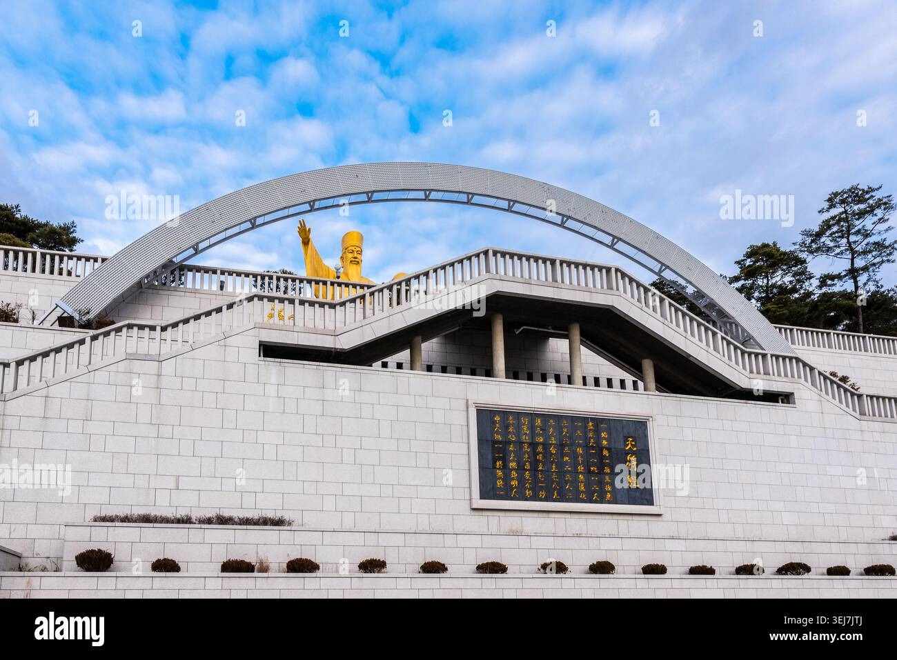 Statue monumentale dorée de Dangun dans un complexe commémoratif en Corée du Sud