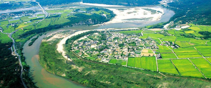 Vue aérienne du village de Hahoe dans une boucle du fleuve Nakdong, au milieu des champs