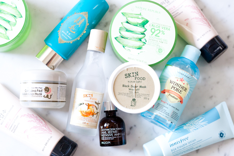 Assortiment de produits de soin coréens, avec gels, lotions, masques et sérums de plusieurs marques