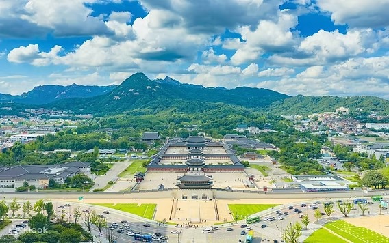 Vue panoramique de Gyeongbokgung avec les montagnes de Séoul en arrière-plan